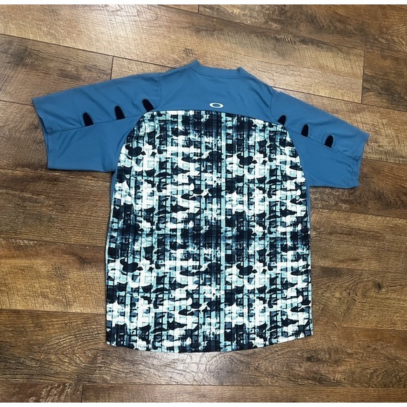 Vintage 2006 Oakley Center Logo Vented Tech Tee Blue Digital Camo Medium Y2K - Picture 2 of 11